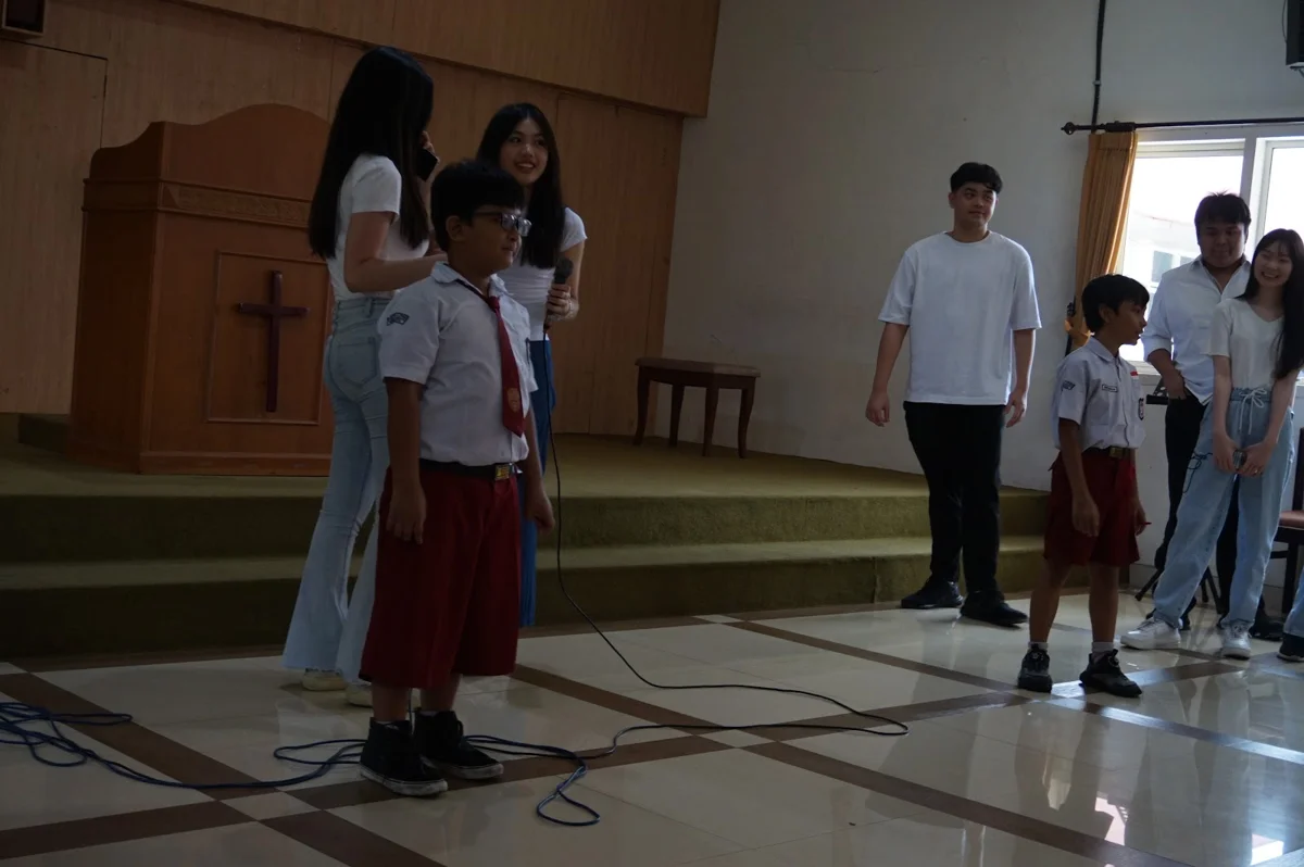A student taking part in an EclipseLearns school visit